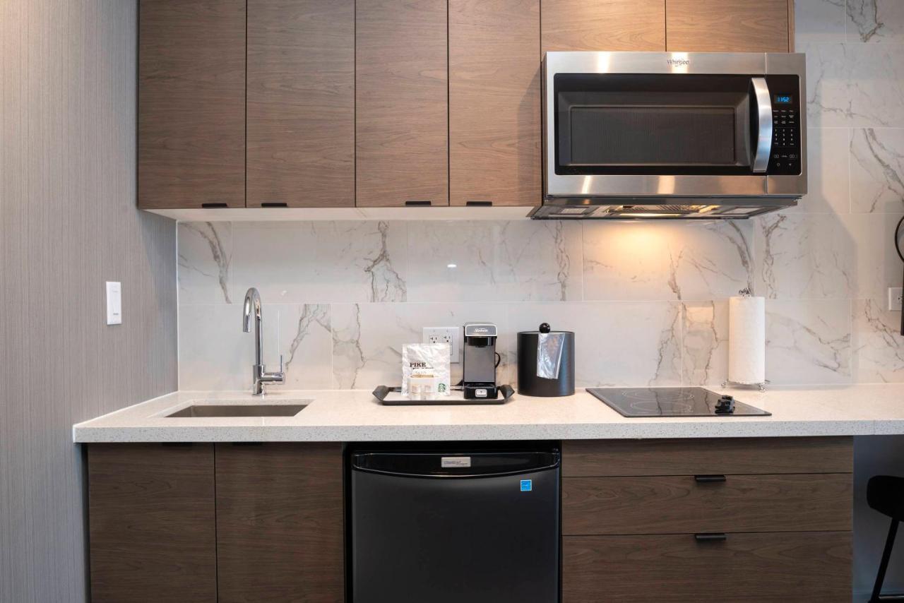 Sandman Signature Sherwood Park Hotel Екстер'єр фото