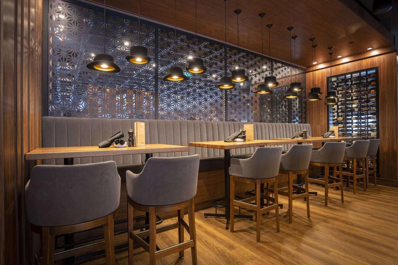 Sandman Signature Sherwood Park Hotel Екстер'єр фото