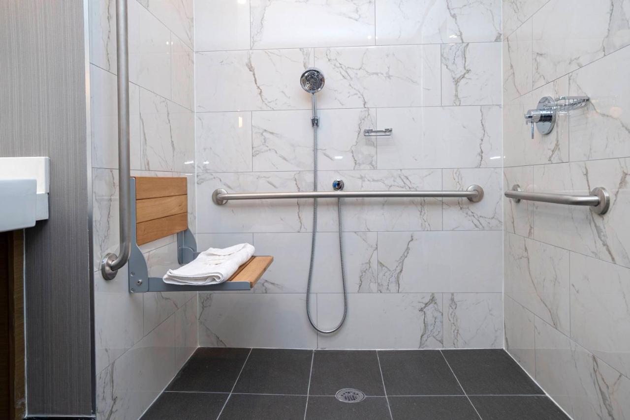Sandman Signature Sherwood Park Hotel Екстер'єр фото