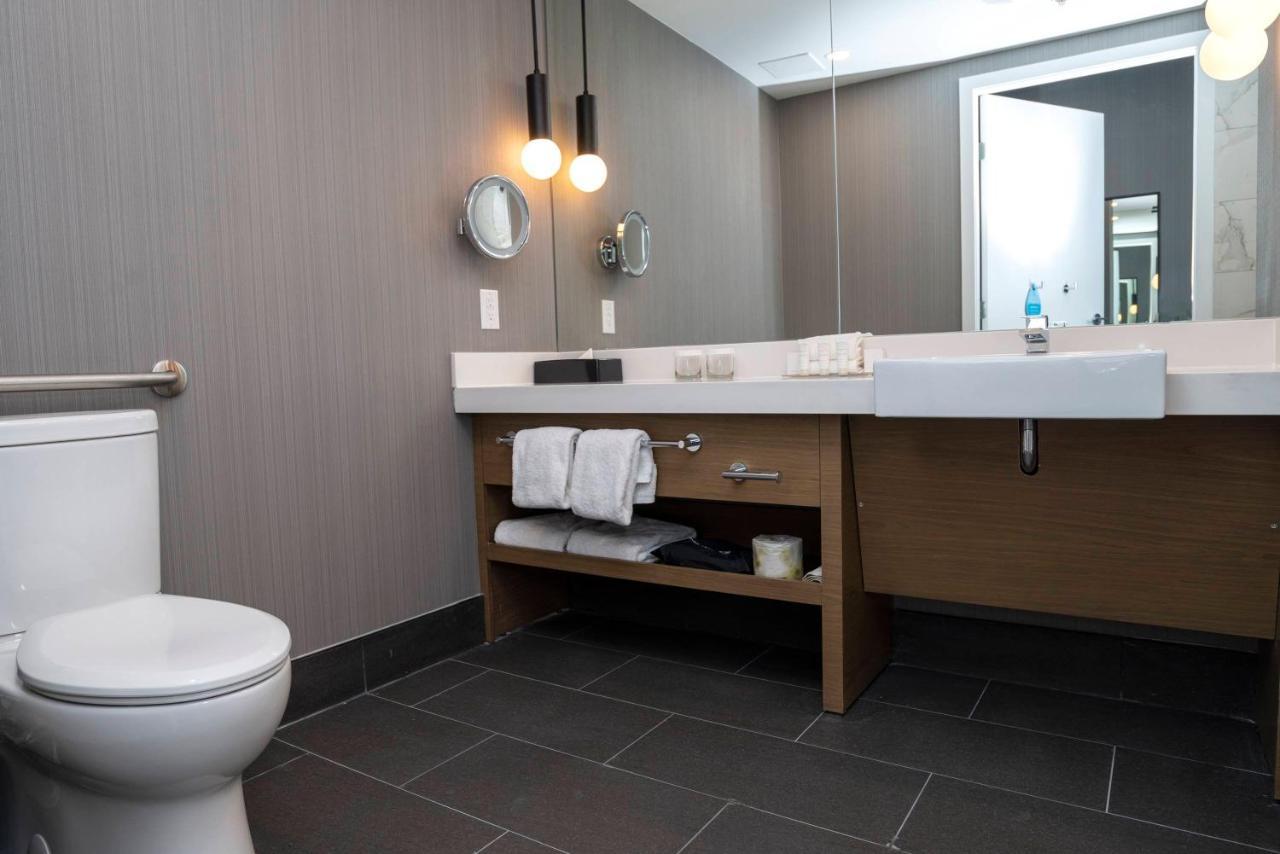 Sandman Signature Sherwood Park Hotel Екстер'єр фото