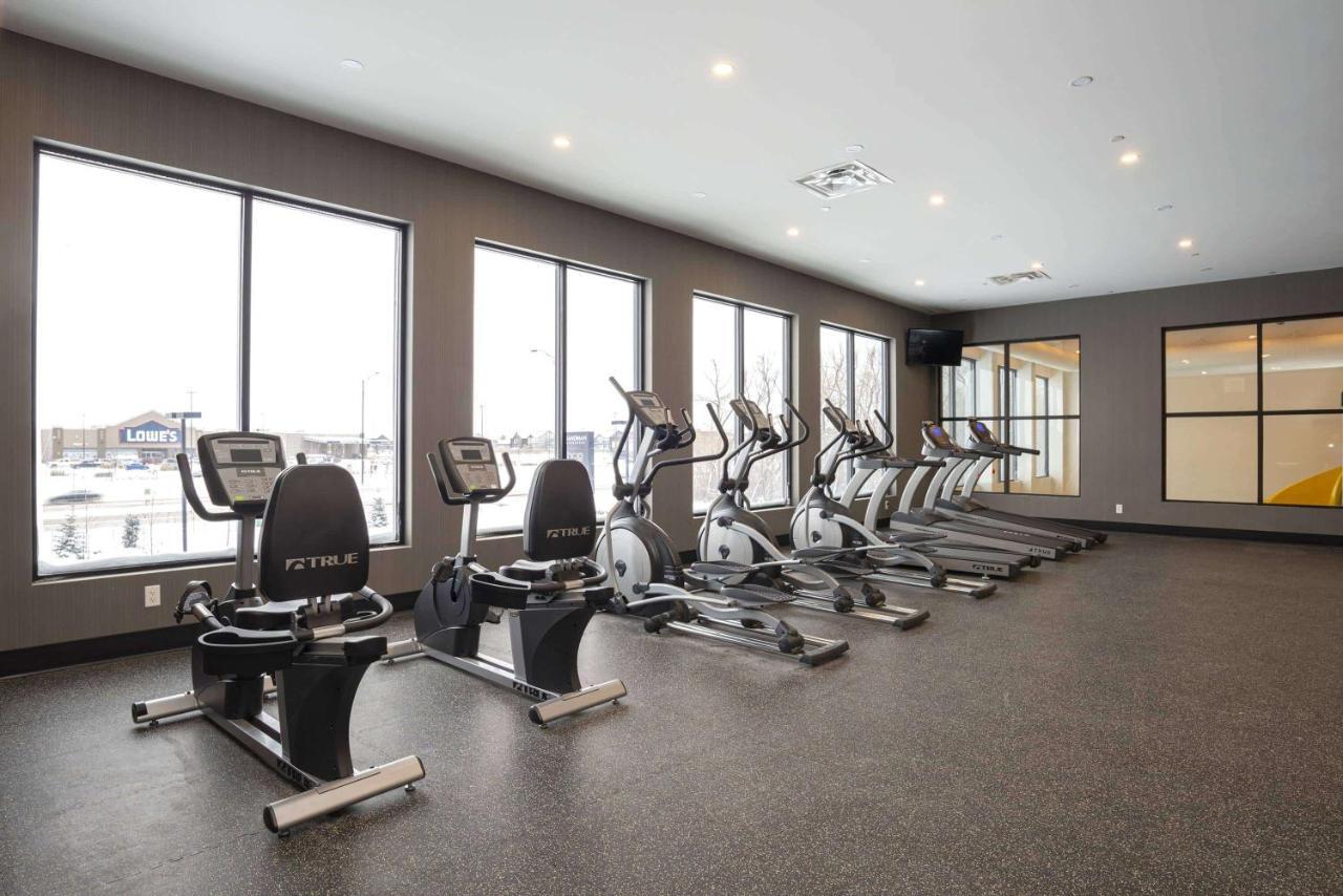 Sandman Signature Sherwood Park Hotel Екстер'єр фото