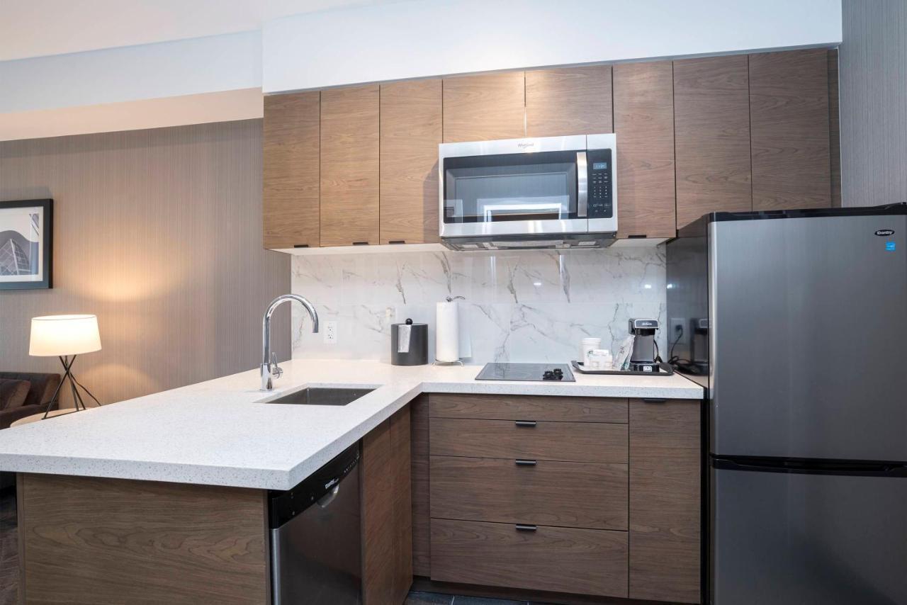 Sandman Signature Sherwood Park Hotel Екстер'єр фото